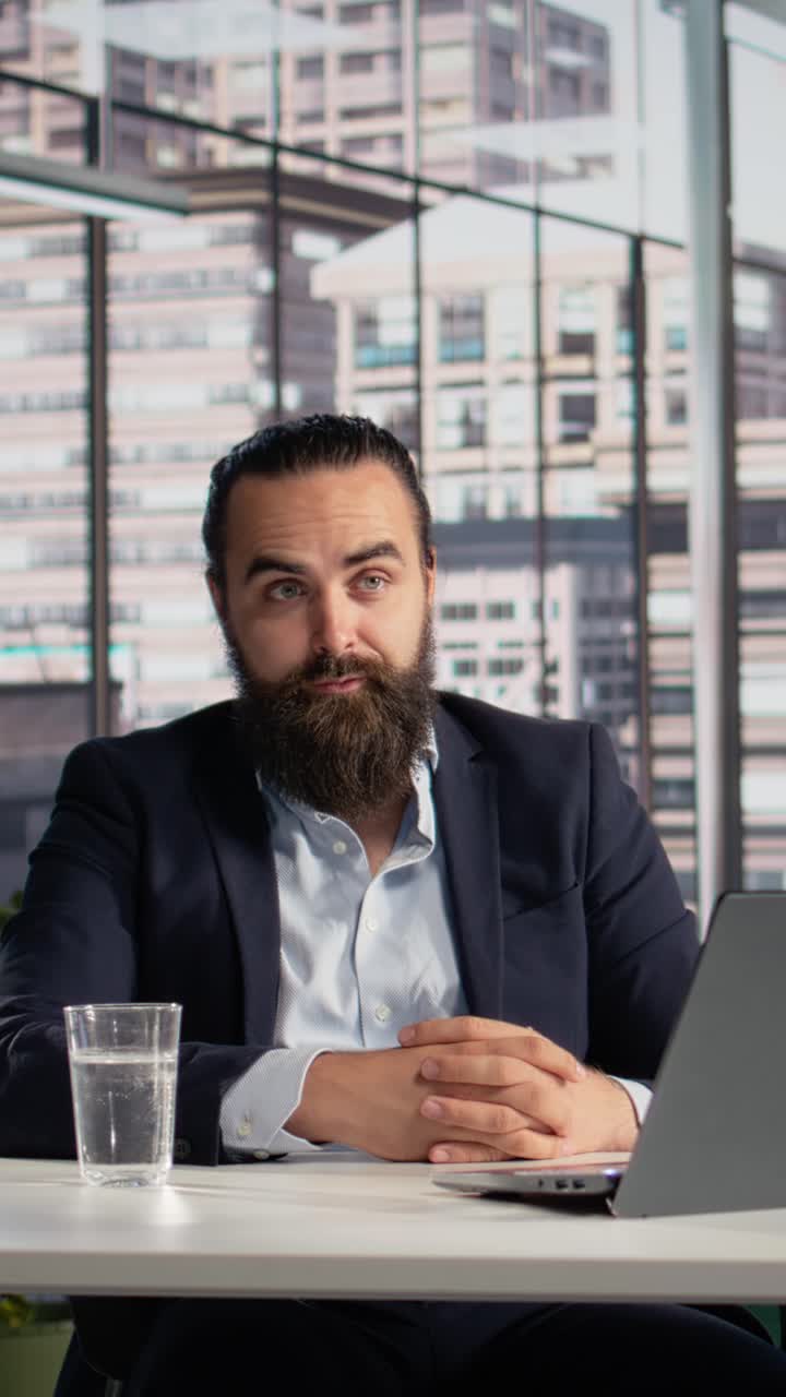 Video verticale: imprenditore che offre in streaming suggerimenti di leadership per il business tramite video live