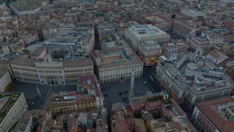 Blick-Aus-Der-Vogelperspektive-Auf-Alte-Häuser-Im-Historischen-Stadtzentrum-In-Der-Dämmerung.-Neigung-Nach-Unten-Auf-Piazza-Colonna-Mit-Colonna-Di-Marco-Aurelio.-Rom,-Italien