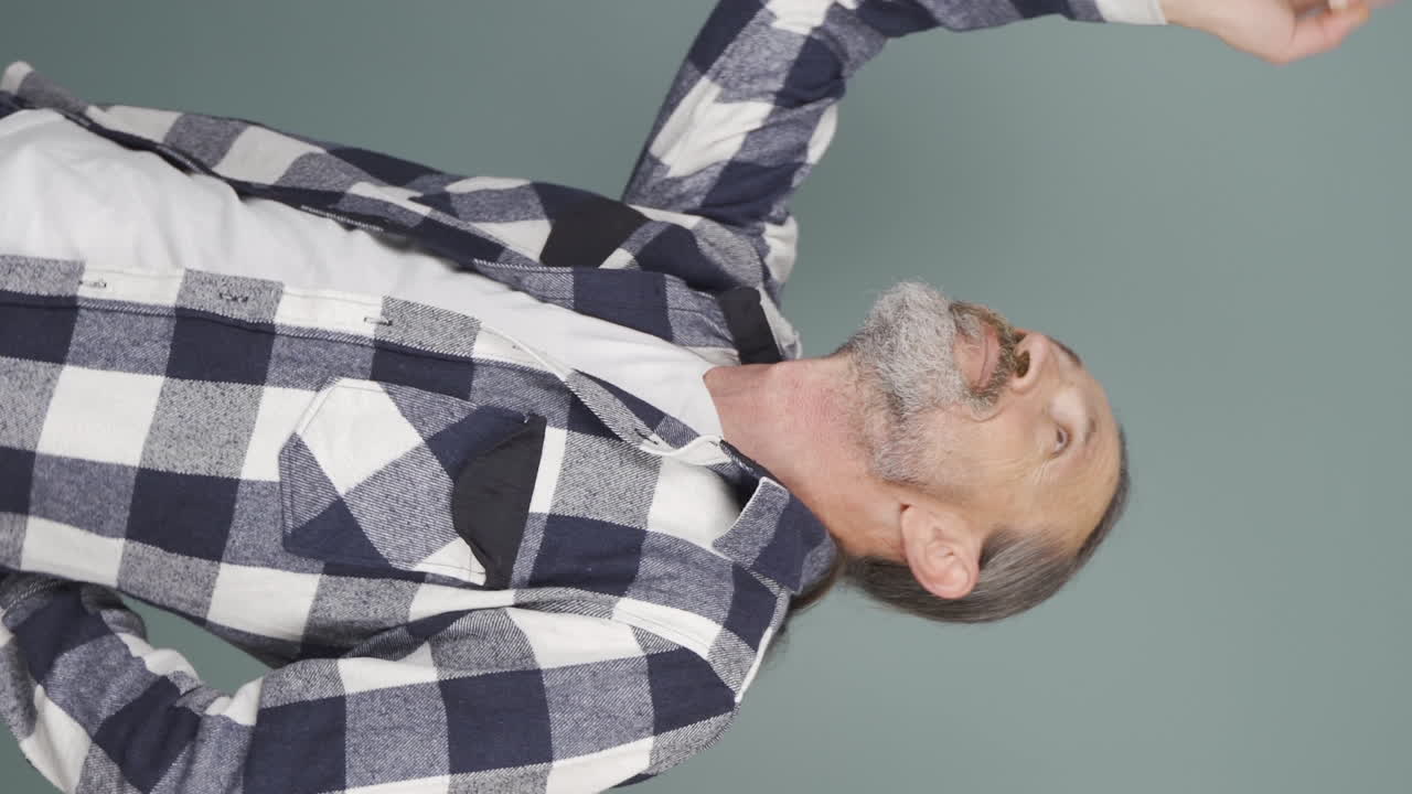 행복한  ⁇ 은이 춤을 추는 수직 비디오.