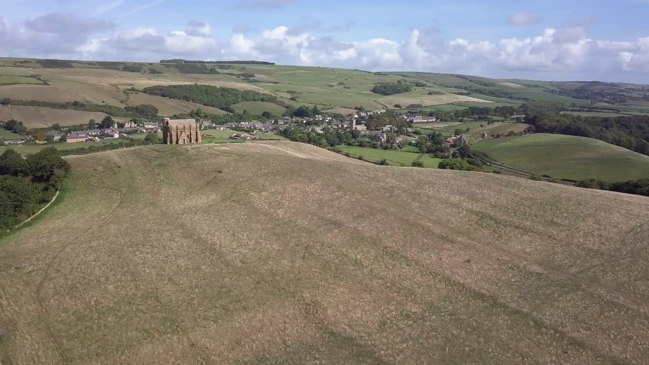 seguimiento aéreo hacia adelante sobre la capilla de santa catalina, cerca de weymouth