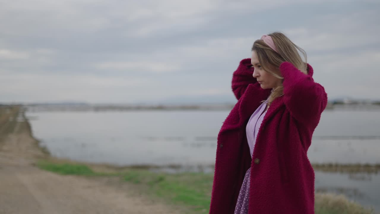 두 여인이 야외에서 대화하고 있습니다.