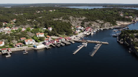 marina de la ciudad costera de reso en el archipiélago del municipio de tanum, suecia