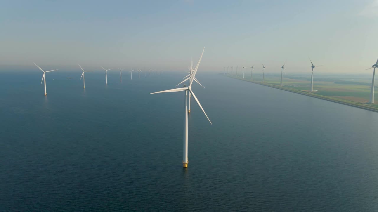 거대한 풍차 터빈, 바다에 있는 해상 풍차 농장, 웨스터메어 풍차 공원, 아름다운 밝은 날에 바다에서 고립된 풍차, 네덜란드, 플레볼랜드, 노르도오스트폴더