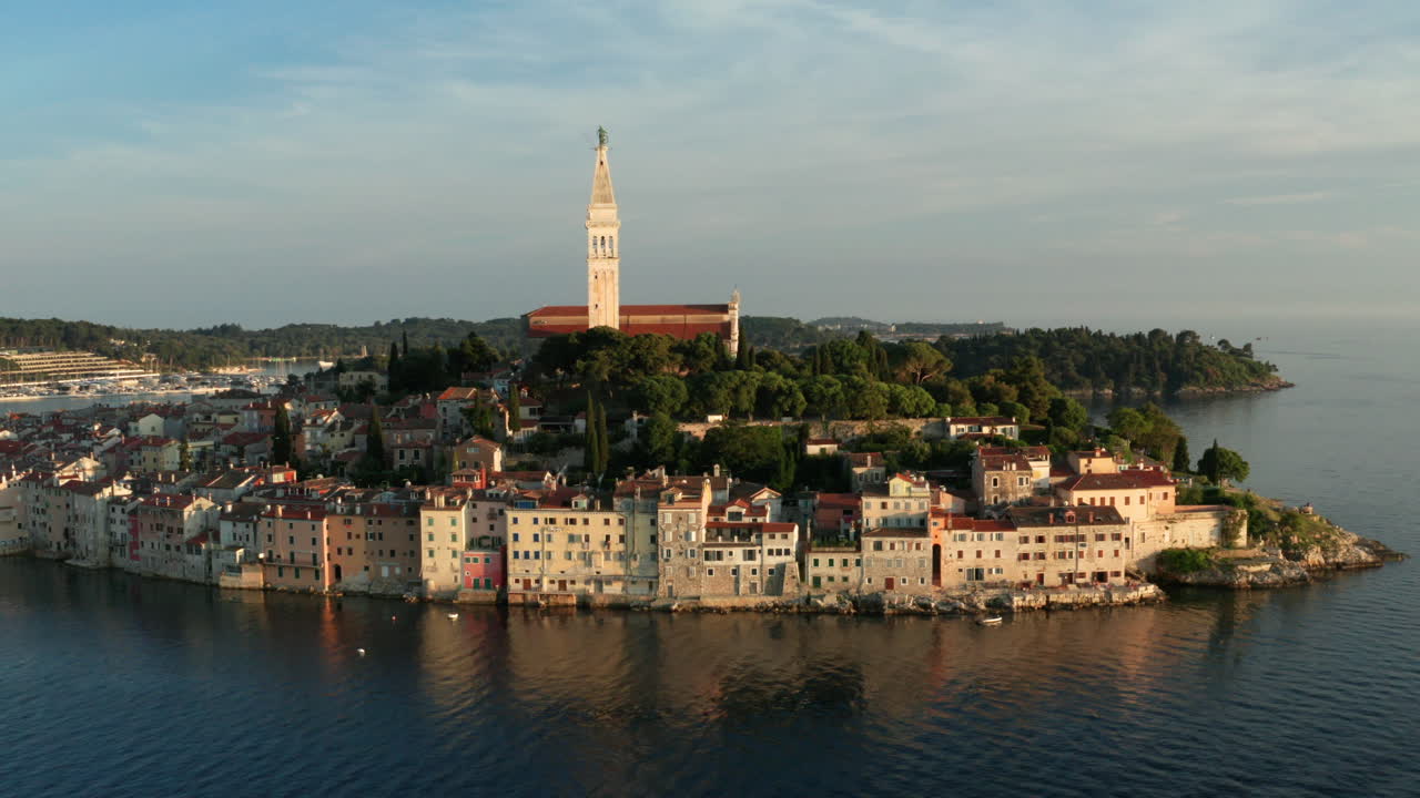 hermosa ciudad medieval de rovinj en la costa occidental de la península de istria, croacia - destino de viaje - toma aérea