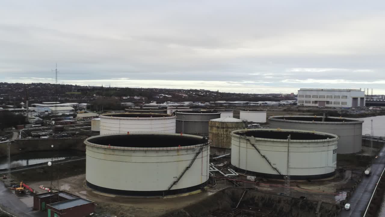 drone view tranmere oil terminal tanques birkenhead costero petroquímico puerto distribución pan derecha