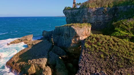 Schroffe-Klippen-Im-Nationalpark-Cabo-Frances-Viejo-In-Der-Dominikanischen-Republik---Drohnenaufnahme-Aus-Der-Luft