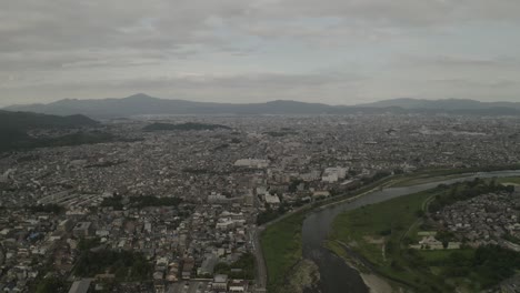 Toma-Aérea-De-Kyoto-Con-Drones-Al-Atardecer-Cerca-De-Un-Río,-Japón,-Asia