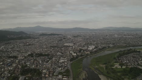 toma aérea de kyoto con drones al atardecer cerca de un río, japón, asia