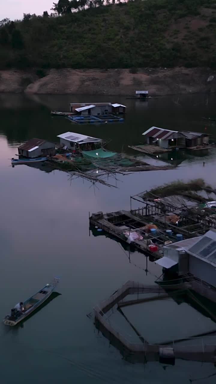 Lakeside Houseboats and Natural Scenery