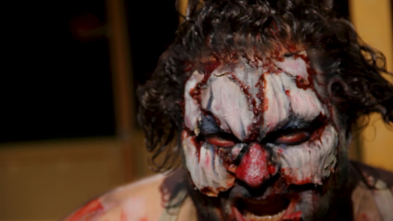 payaso zombi malvado hablando directamente a la cámara