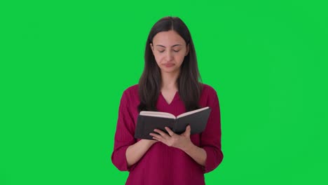 mujer india cansada y perezosa leyendo un libro pantalla verde
