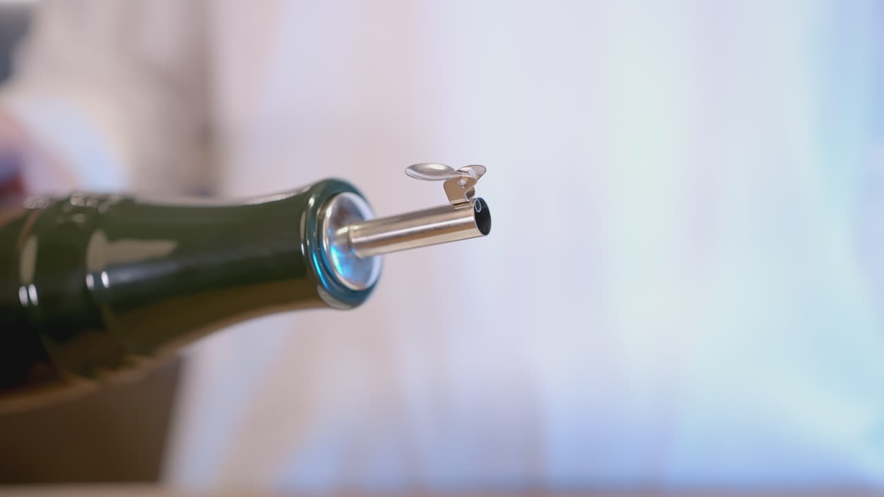 어두운 녹색 올리브 오일 병 클로즈업