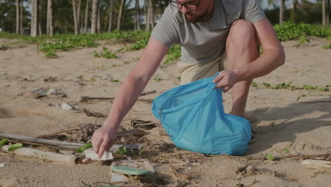 voluntario de limpieza de playas