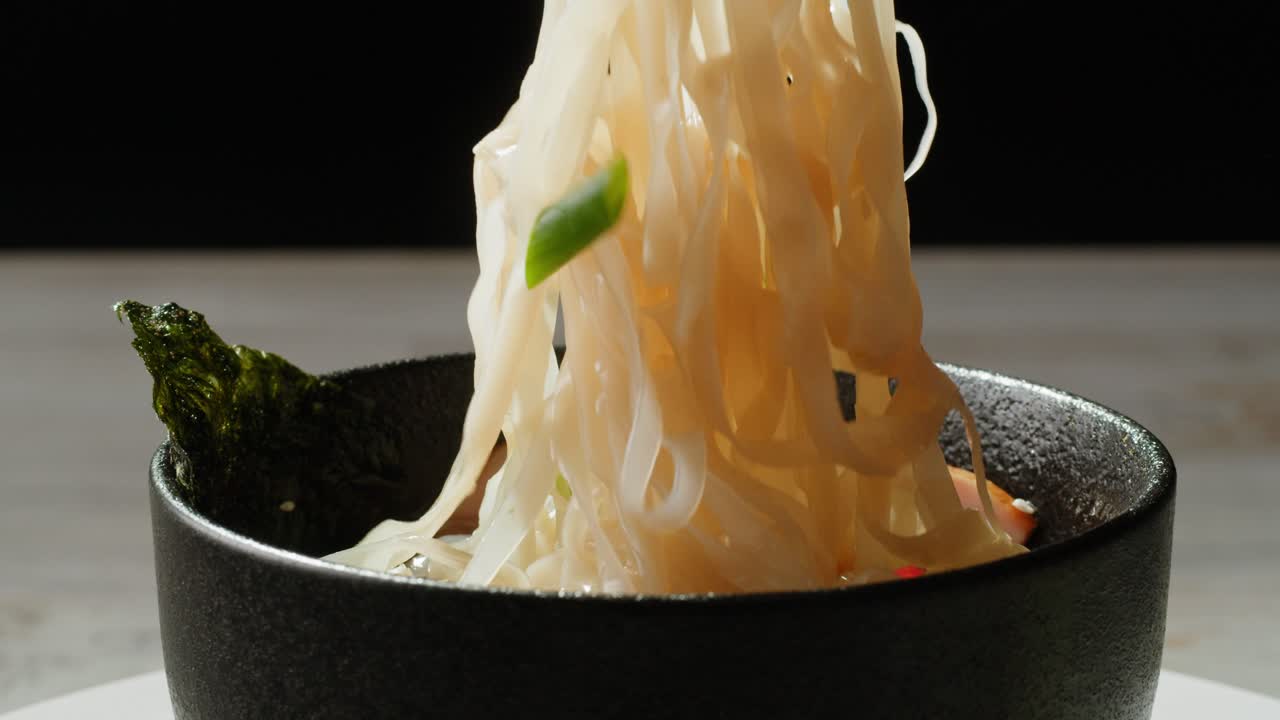 una deliciosa sopa de fideos asiática