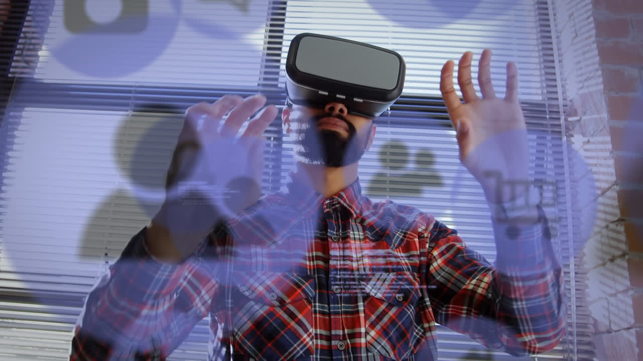 animación de iconos de redes sociales y procesamiento de datos sobre hombre biracial que usa auriculares vr