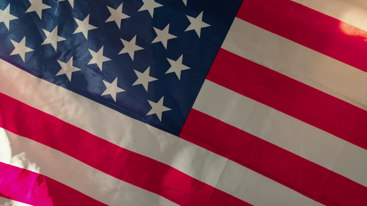 Bandiera americana con stelle e strisce rosse, che simboleggia il patriottismo, l'indipendenza e la democrazia per gli Stati Uniti