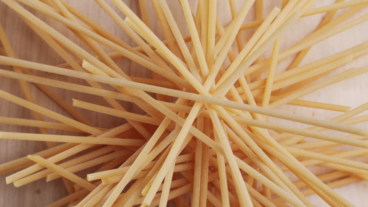 Primo piano di spaghetti secchi su una superficie di legno