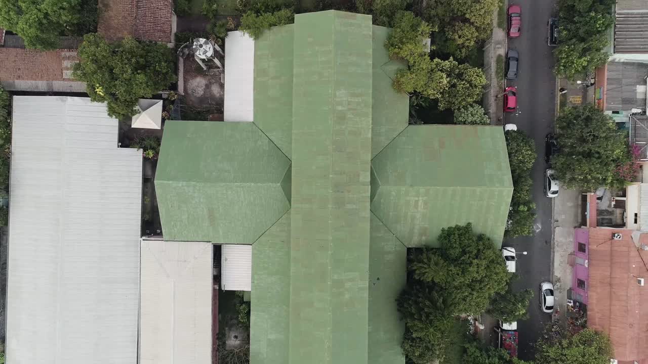 vista de arriba hacia abajo de la parroquia nuestra señora del carmen en santa tecla, el salvador - toma aérea de drones