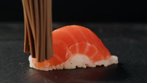 plato de sashimi, restaurante japonés, atún fresco y rebanadas de salmón en un café moderno, comida tradicional, plato de pescado rojo crudo, omega 3.