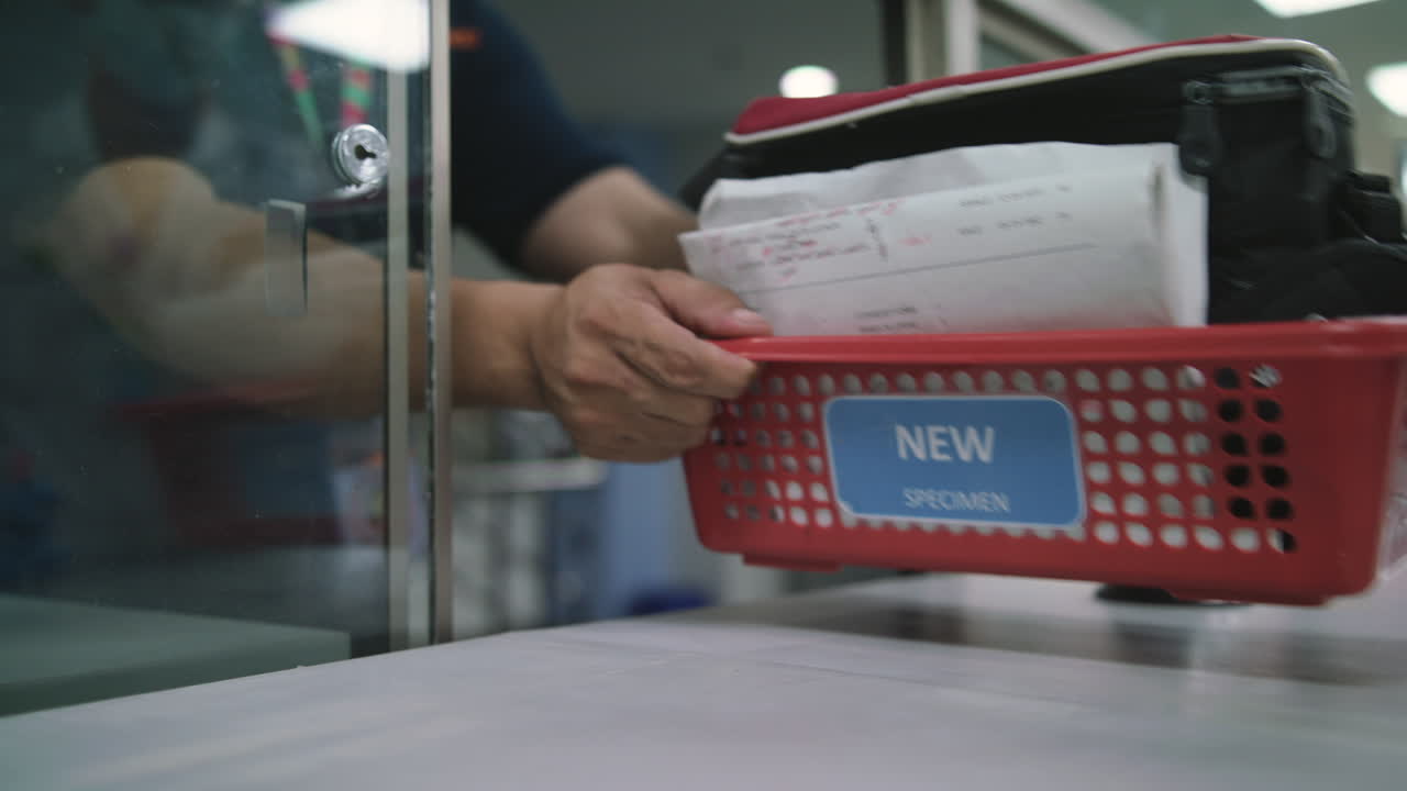 envío de muestras de especímenes dentro del laboratorio médico.