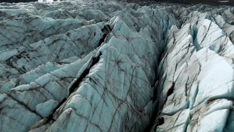Formaciones-De-Hielo-Texturizadas-Con-Grietas-En-La-Lengua-Glaciar-De-Svínafellsjökull-En-Islandia