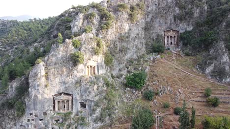 la antigua tumba licia construida en roca en fethiye, turquía