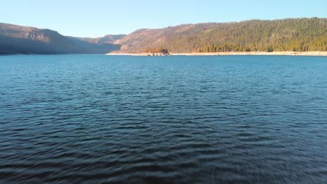 Vista-Panorámica-Del-Lago-Cherry-Y-El-Bosque-Nacional-Stanislaus-En-California---Toma-Aérea