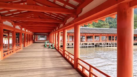 el hermoso santuario de itsukushima es un santuario sintoísta en la isla de itsukushima en la ciudad de hatsukaichi en la prefectura de hiroshima en japón.