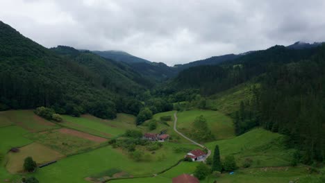 Hausdächer-Und-Wellige-Straßen-Zwischen-Rasenflächen