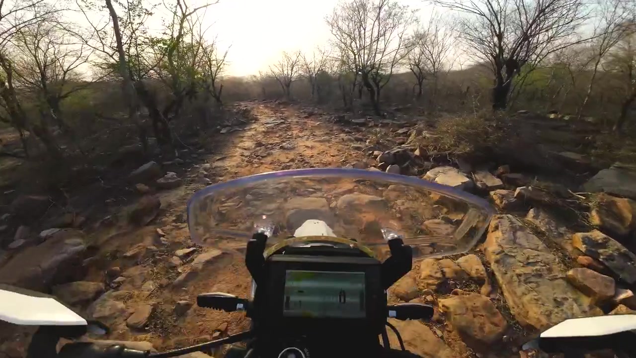 Percorrendo un sentiero roccioso con una moto da fuoristrada in India.