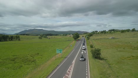 barrido rápido bajo a través de la concurrida carretera rural a66 en un día nublado de verano