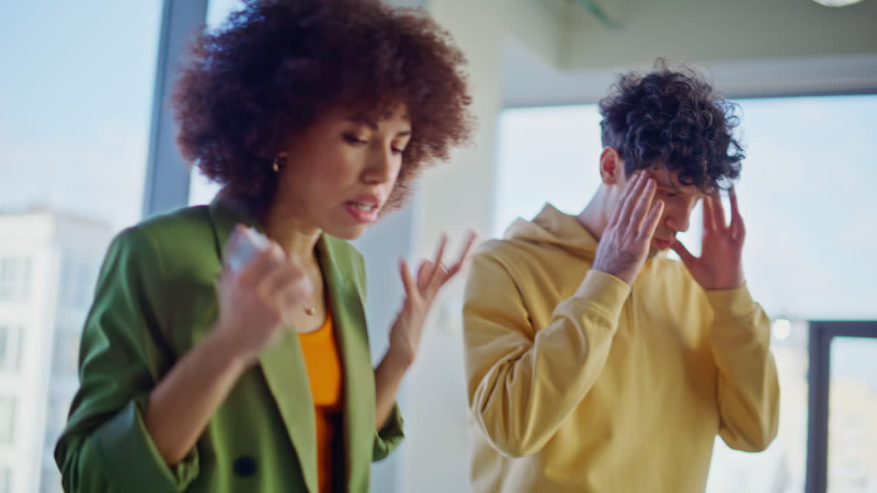 Besorgtes Team, das in der Nahaufnahme Projektprobleme im Workshop eines Kreativstudios bespricht