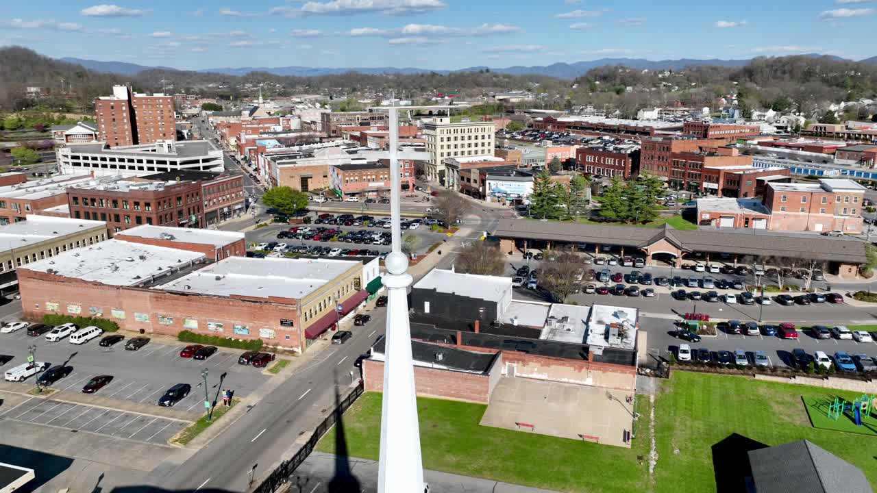 cruz aérea en la cima del campanario en la ciudad de johnson, tennessee