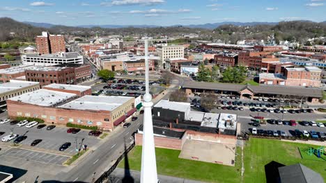 Luftkreuz-Auf-Dem-Kirchturm-In-Johnson-City,-Tennessee