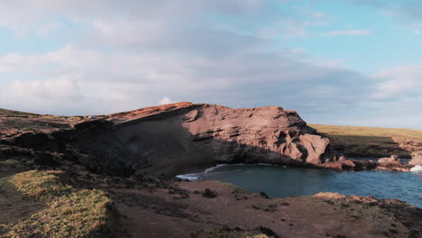 Wide-establishing-shot-of-Papakolea-Green-Sand-Beach,-Hawaii