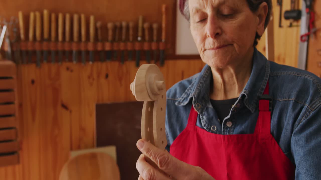 luthier femenina en el trabajo en su taller