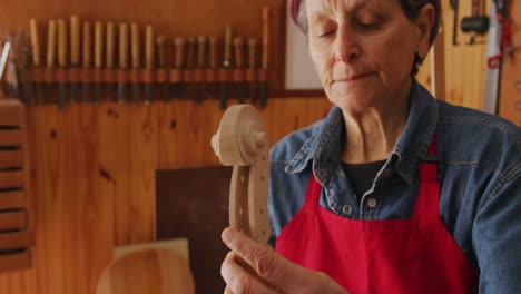 luthier femenina en el trabajo en su taller