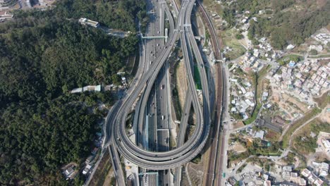 香港一條大型高速公路交叉路口的交通,有多層和環形道路,空中圖