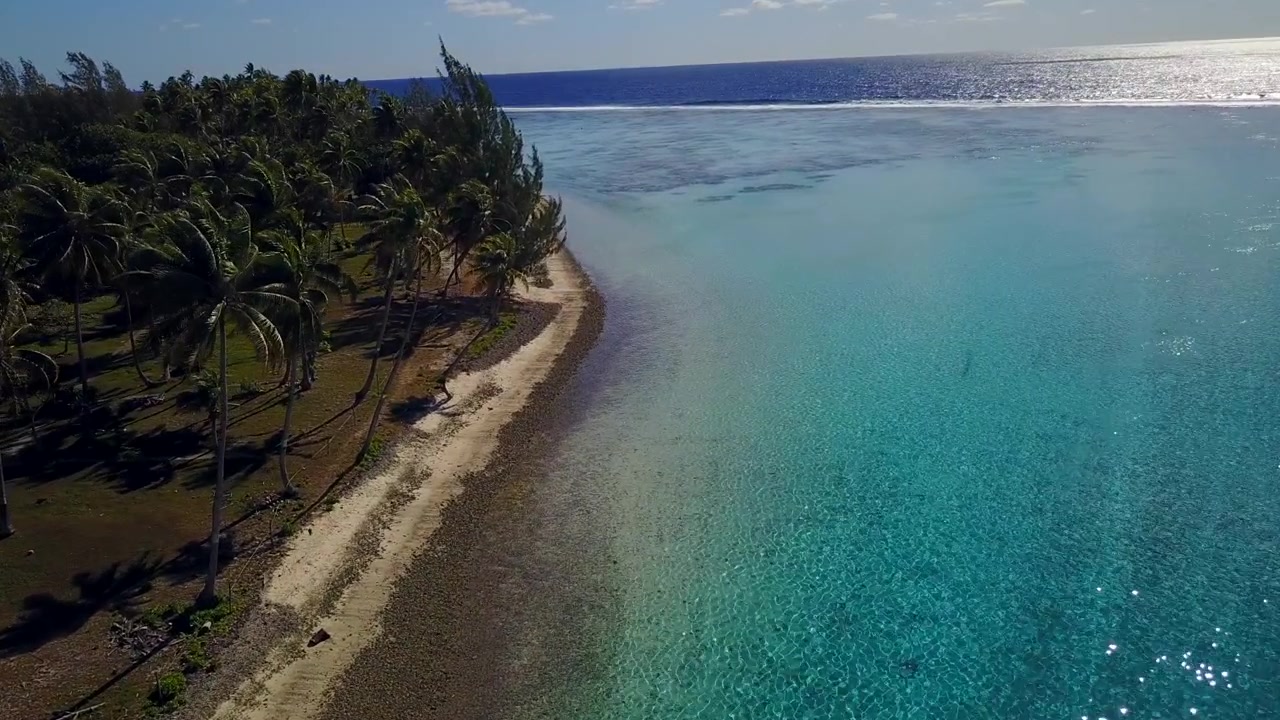 Cảnh quay từ trên cao bằng drone về Polynesia thuộc Pháp, ghi lại làn nước phá màu ngọc lam, những bãi biển cát trắng và rừng cọ xanh tươi tương phản với những ngọn núi lửa xanh. Các đảo Bora Bora, Huahine, Tahiti, Rangiroa.