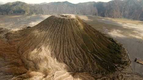 volcán con un cráter. java, indonesia