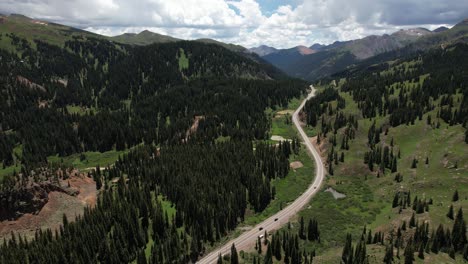 Vista-Aérea-De-La-Autopista-De-Un-Millón-De-Dólares,-Ruta-Escénica-En-Colorado-Usa-En-Un-Día-Soleado-De-Verano