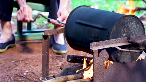 Persona-Tostando-Cafe-En-La-Tostadora-Manual,-Recuerdos-De-La-Epoca-Del-Campo