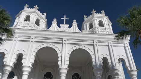 Low-angle-view-of-the-Historic-Sacred-Heart-Catholic-Church-on-Galveston-Island,-Texas