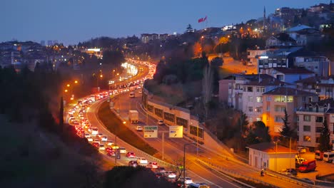 atasco de tráfico nocturno en una autopista en estambul