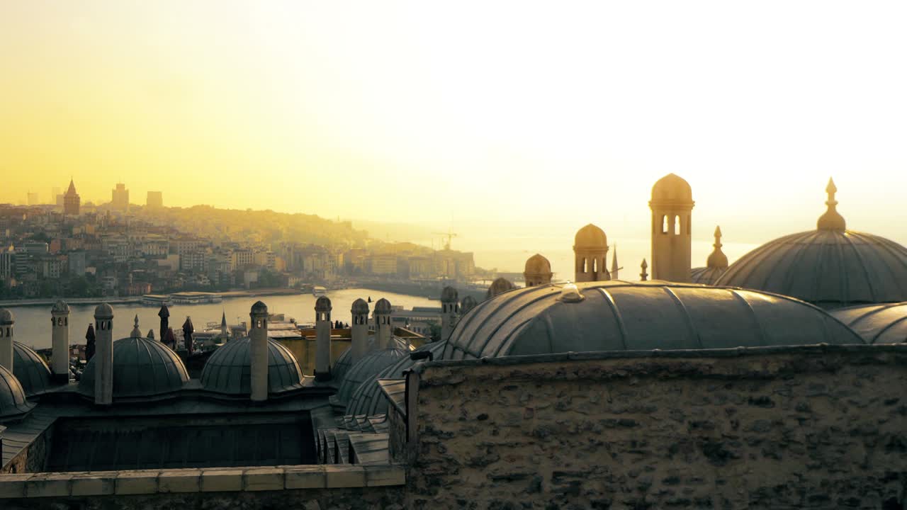 una vista desde la majestuosa mezquita de suleiman en estambul, turquía al atardecer