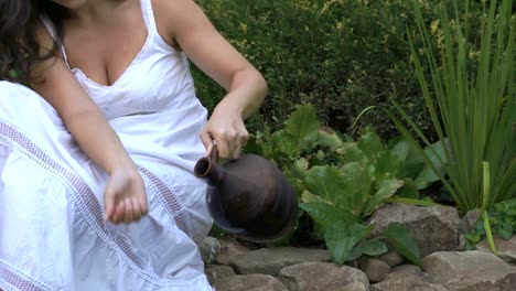 la chica se lava las manos con una jarra.