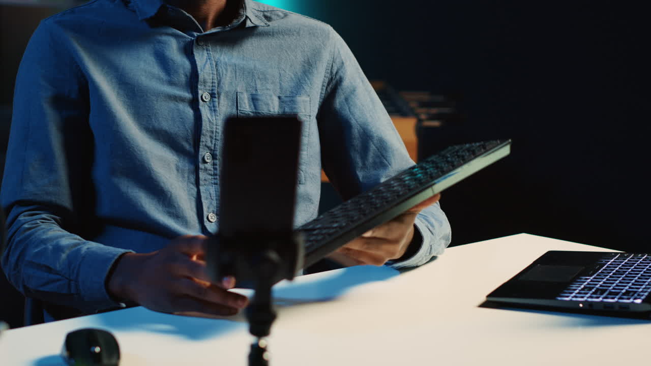 influenciador revisando el teclado inalámbrico