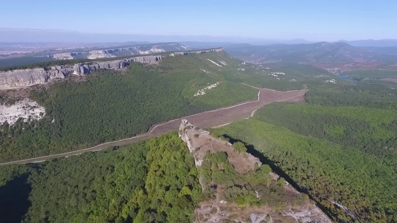 계곡 과 숲 이 있는 산악 풍경 의 공중 사진