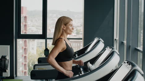 vrouw oefent op een loopband in een moderne sportschool