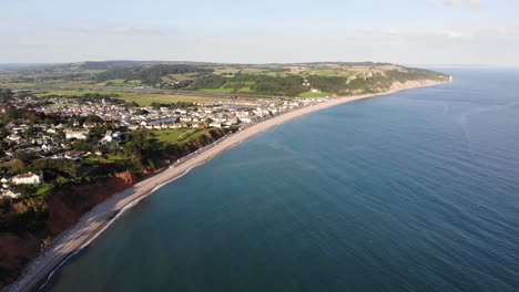 Disparo-Hacia-Atrás-De-La-Hermosa-Costa-De-Seaton-Bay-En-Devon,-Reino-Unido